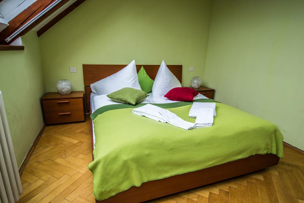 Ruterra Red Roofs View With Garage Apartment Praha Bagian luar foto